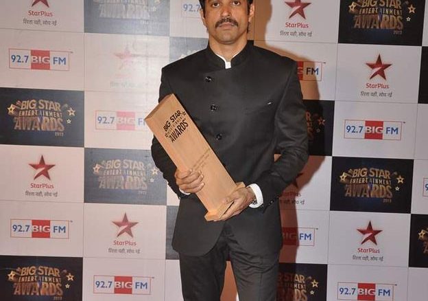 images_Cinema_Masala_Farhan Akhtar bags the Best Actor award at the Big Star Entertainment Awards-2013